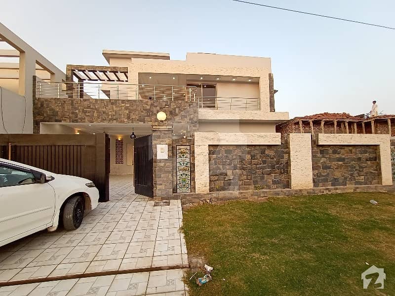 1 Kanal Exteraordinary Good Location Beautiful House Near To Park Masjid For Sale In Wapda Town Phase 1
