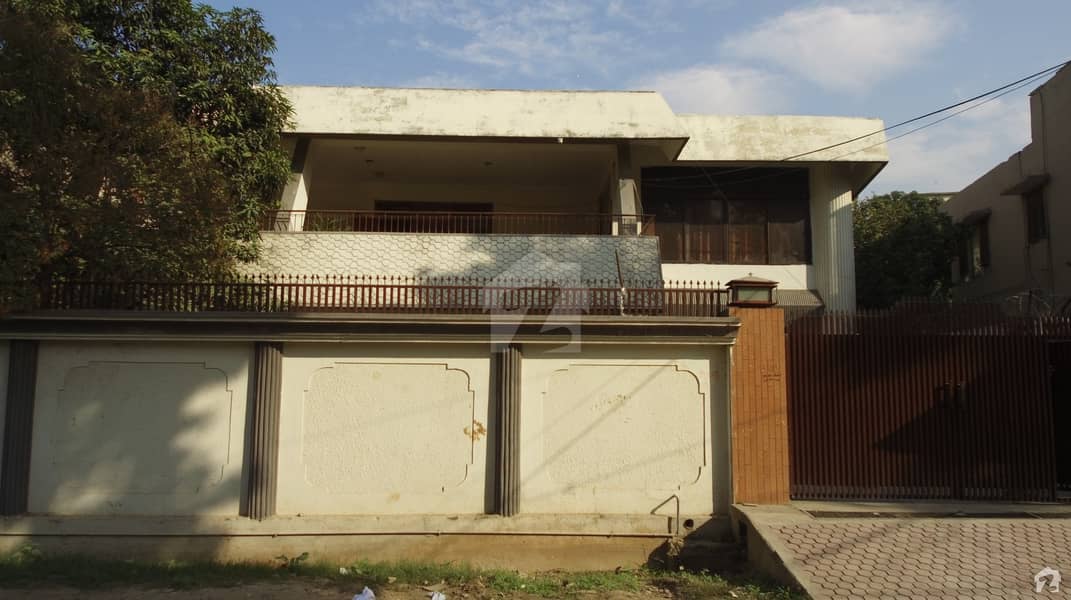 اصغر مال روڈ راولپنڈی میں 5 کمروں کا 1.25 کنال مکان 9 کروڑ میں برائے فروخت۔