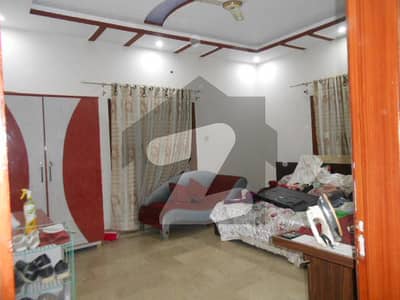 کامران چورنگی کراچی میں 4 کمروں کا 1.1 کنال بالائی پورشن 80 ہزار میں کرایہ پر دستیاب ہے۔