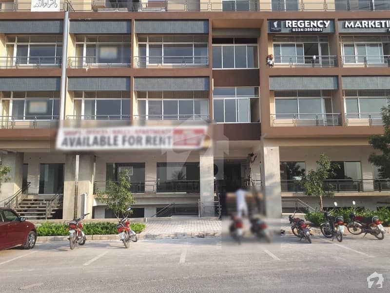 In Luxus Mall And Residency - Gulberg 1025  Sq. Ft Flat For Sale