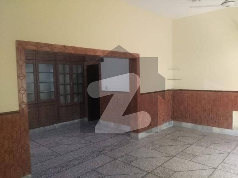 1125 Square Feet Upper Portion In Central Green Avenue For Rent