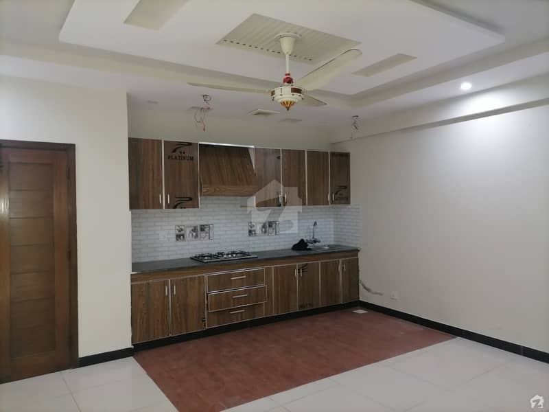 ٹرائیکون ویلیج لاہور میں 4 کمروں کا 10 مرلہ مکان 2.1 کروڑ میں برائے فروخت۔