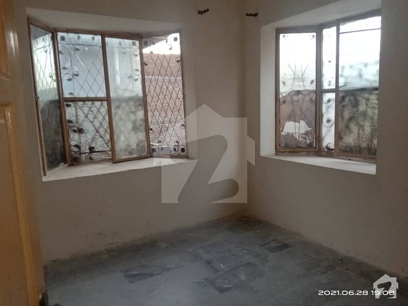 ورسک روڈ پشاور میں 4 کمروں کا 3 مرلہ مکان 25 ہزار میں کرایہ پر دستیاب ہے۔