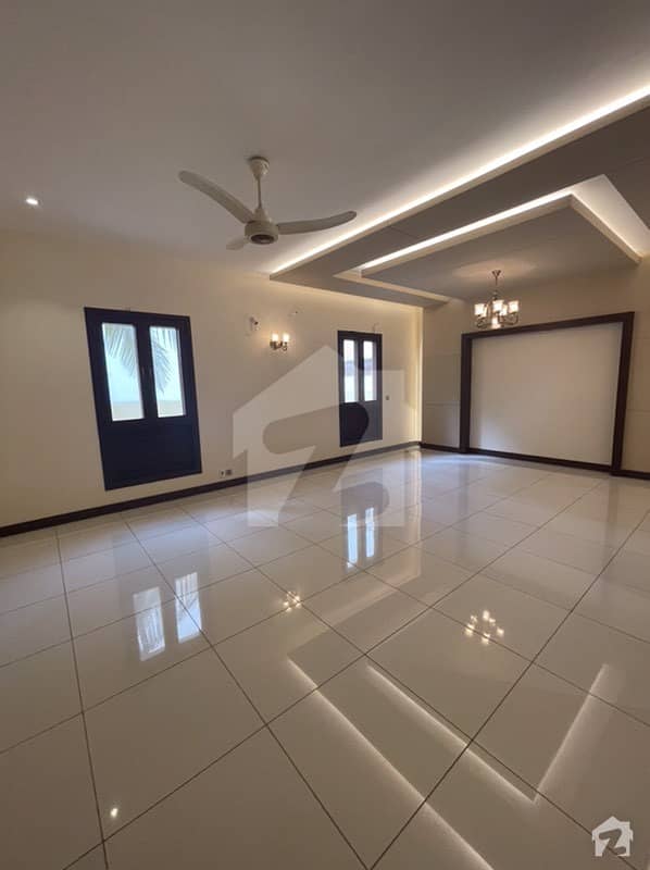 300 Sq Yards Top Class Bungalow For Rent