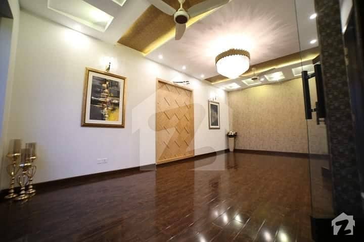 ڈی ایچ اے فیز 3 - بلاک زیڈ فیز 3 ڈیفنس (ڈی ایچ اے) لاہور میں 4 کمروں کا 1 کنال مکان 5.5 کروڑ میں برائے فروخت۔