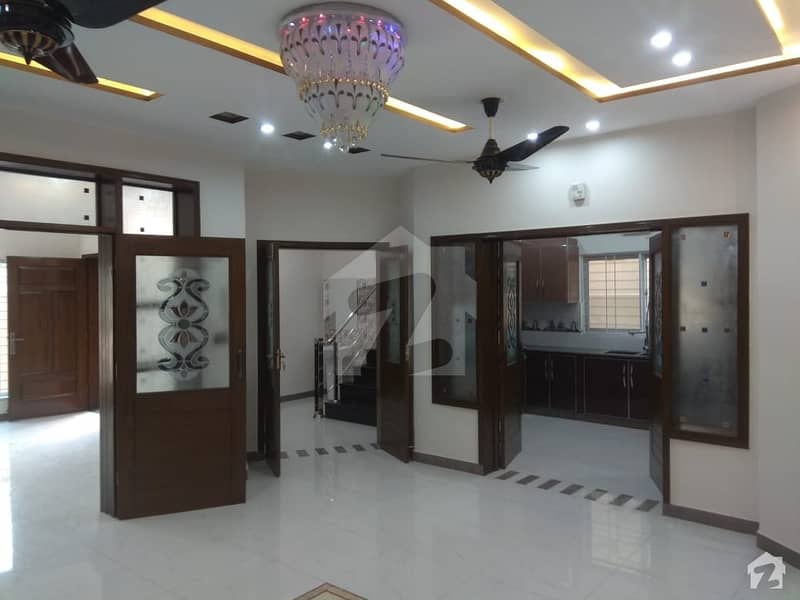 سینٹرل پارک ہاؤسنگ سکیم لاہور میں 5 کمروں کا 10 مرلہ مکان 1.95 کروڑ میں برائے فروخت۔