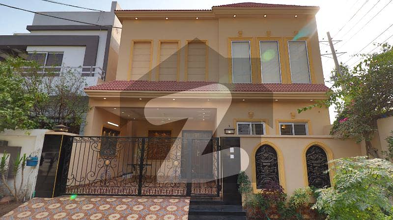 8 Marla Luxury Bungalow For Sale Near Park Mosque