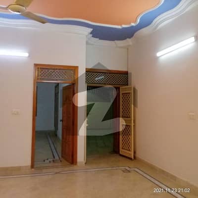 کامران چورنگی کراچی میں 3 کمروں کا 12 مرلہ مکان 55 ہزار میں کرایہ پر دستیاب ہے۔