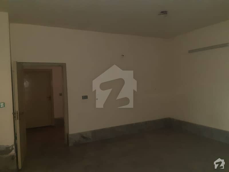 Get This Prominently Located House For Great Price In Faisalabad