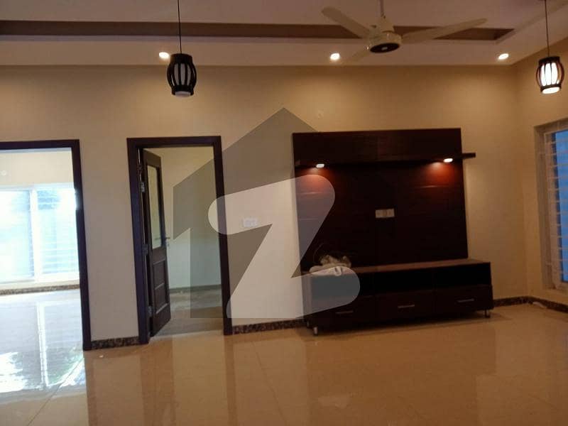 زراج ہاؤسنگ سکیم اسلام آباد میں 4 کمروں کا 10 مرلہ مکان 2.7 کروڑ میں برائے فروخت۔