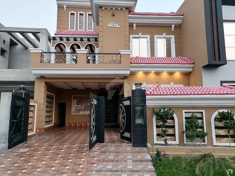 Stunning 10 Marla House In Nasheman-e-Iqbal Available