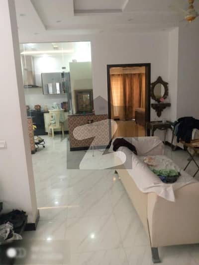ڈی ایچ اے فیز 8 - بلاک پی ڈی ایچ اے فیز 8 ڈیفنس (ڈی ایچ اے) لاہور میں 4 کمروں کا 10 مرلہ مکان 4.25 کروڑ میں برائے فروخت۔
