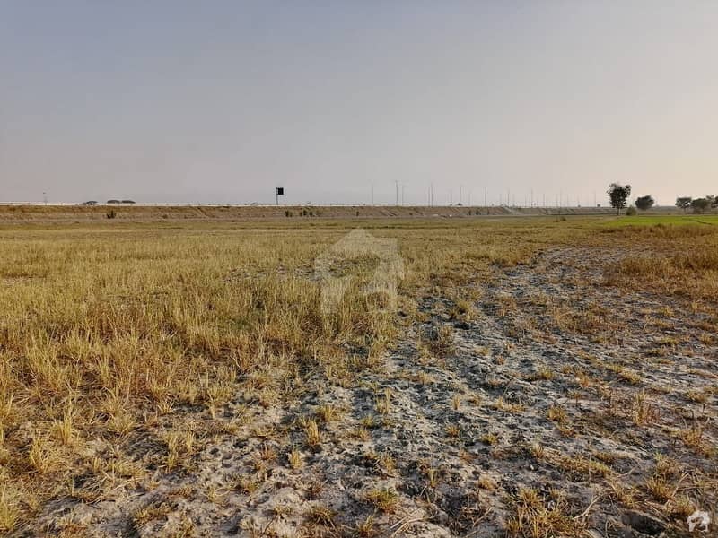 ایمن آباد روڈ گوجرانوالہ میں 56 کنال زرعی زمین 8.4 کروڑ میں برائے فروخت۔