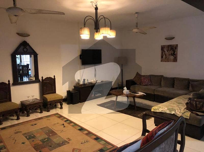 کلفٹن ۔ بلاک 5 کلفٹن کراچی میں 3 کمروں کا 7 مرلہ فلیٹ 2 کروڑ میں برائے فروخت۔