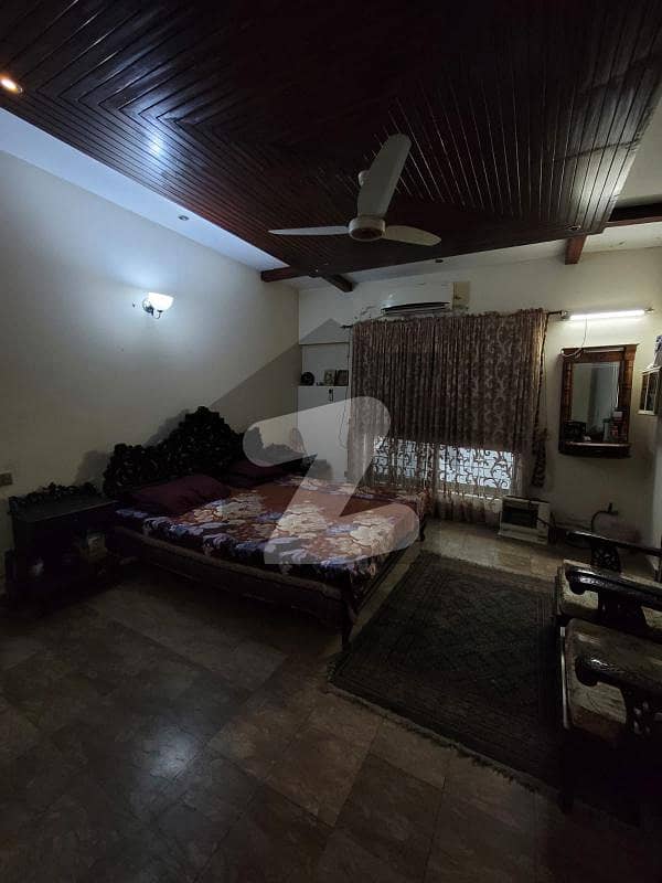 ڈی ایچ اے فیز 8 - بلاک سی ڈی ایچ اے فیز 8 ڈیفنس (ڈی ایچ اے) لاہور میں 5 کمروں کا 1 کنال مکان 4.75 کروڑ میں برائے فروخت۔