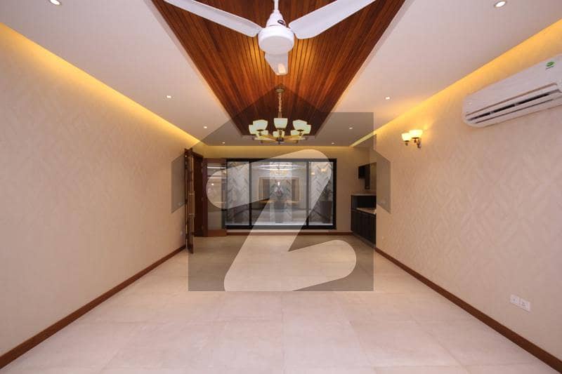 ڈی ایچ اے فیز 8 - بلاک ای ڈی ایچ اے فیز 8 ڈیفنس (ڈی ایچ اے) لاہور میں 5 کمروں کا 1 کنال مکان 6.25 کروڑ میں برائے فروخت۔