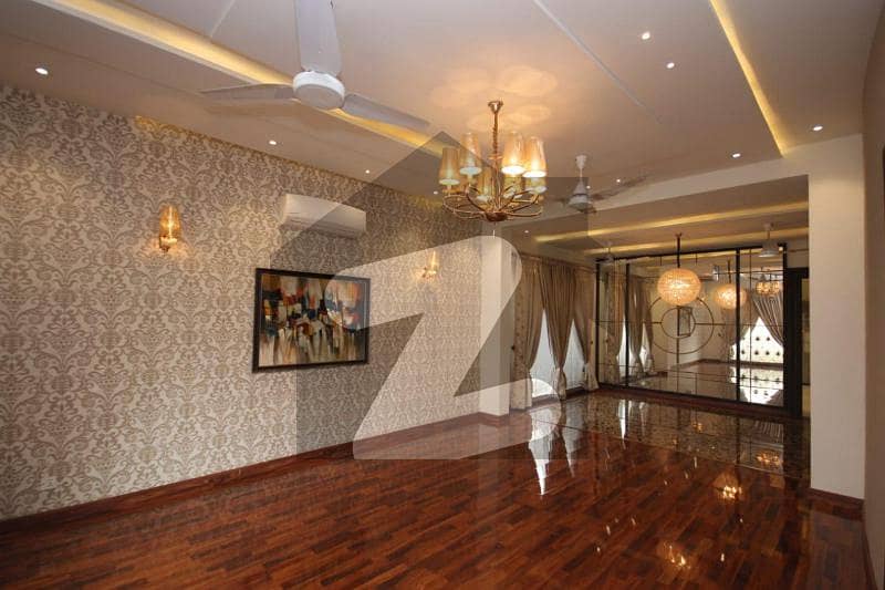 ڈی ایچ اے فیز 6 - بلاک سی فیز 6 ڈیفنس (ڈی ایچ اے) لاہور میں 5 کمروں کا 1 کنال مکان 9 کروڑ میں برائے فروخت۔