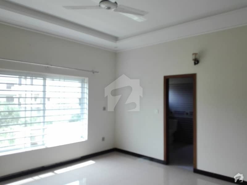 F-11 Beautiful 1 Kanal 3 Bed Rooms Independent Upper Portion Available For Rent