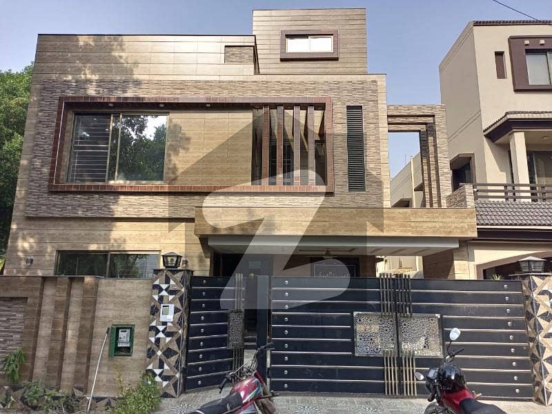 10 Marla Beautiful House For Rent In Bahria Town Lhr