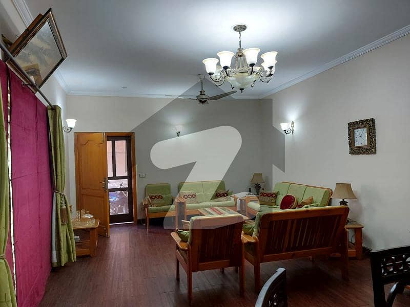 نشیمنِ اقبال فیز 1 نشیمنِ اقبال لاہور میں 2 کمروں کا 1 کنال مکان 2.89 کروڑ میں برائے فروخت۔