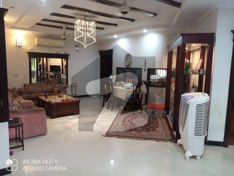 ٹیک سوسائٹی لاہور میں 7 کمروں کا 2.5 کنال مکان 4 لاکھ میں کرایہ پر دستیاب ہے۔