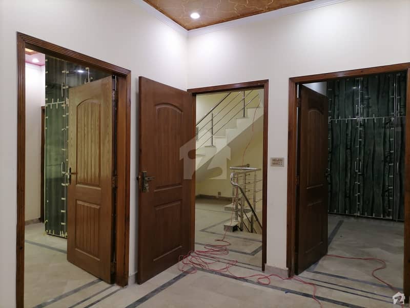 پی آئی اے ہاؤسنگ سکیم ۔ بلاک ڈی پی آئی اے ہاؤسنگ سکیم لاہور میں 5 کمروں کا 10 مرلہ مکان 3.25 کروڑ میں برائے فروخت۔