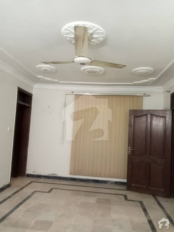I 8 Room Flat Available For Rent