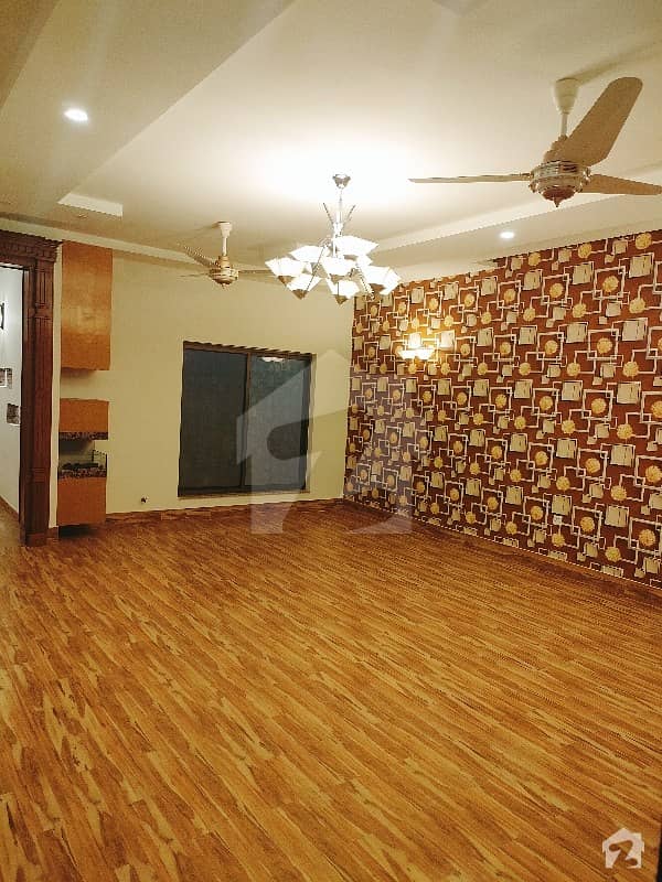 کینال روڈ فیصل آباد میں 5 کمروں کا 12 مرلہ مکان 4.85 کروڑ میں برائے فروخت۔