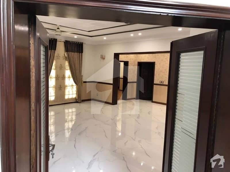کینال روڈ فیصل آباد میں 7 کمروں کا 2 کنال مکان 8 کروڑ میں برائے فروخت۔