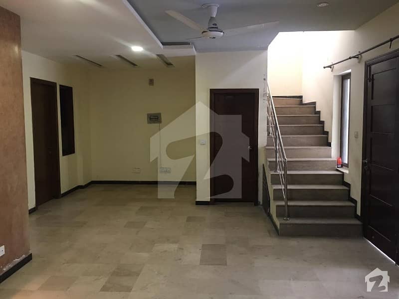 مارگلہ ویو ہاؤسنگ سوسائٹی ڈی ۔ 17 اسلام آباد میں 6 کمروں کا 14 مرلہ مکان 3.2 کروڑ میں برائے فروخت۔