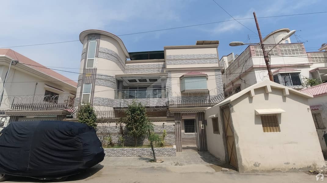 باتھ آئی لینڈ کراچی میں 5 کمروں کا 10 مرلہ مکان 6.85 کروڑ میں برائے فروخت۔