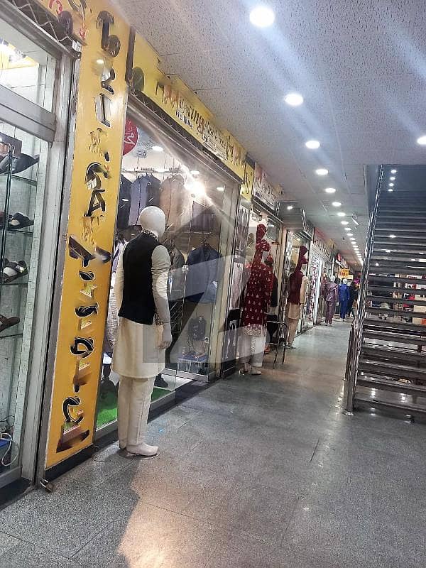 مال روڈ لاہور میں 1 مرلہ دکان 1.6 کروڑ میں برائے فروخت۔
