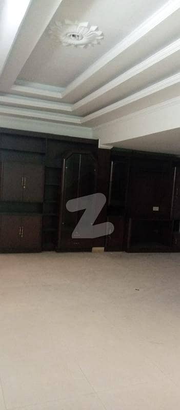 ماڈل ٹاؤن ۔ بلاک کے ماڈل ٹاؤن لاہور میں 5 کمروں کا 2 کنال مکان 2 لاکھ میں کرایہ پر دستیاب ہے۔