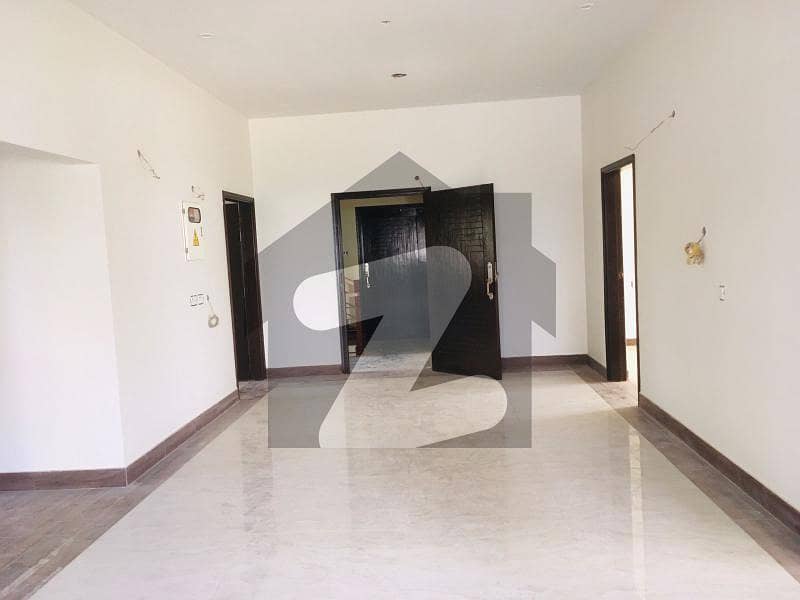 کلفٹن ۔ بلاک 7 کلفٹن کراچی میں 3 کمروں کا 12 مرلہ زیریں پورشن 4.25 کروڑ میں برائے فروخت۔