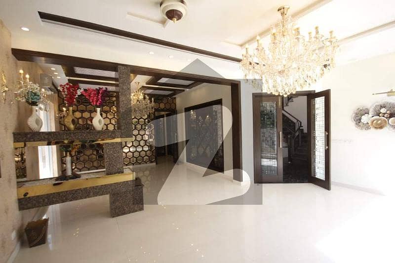 ڈی ایچ اے فیز 7 - بلاک وائے فیز 7 ڈیفنس (ڈی ایچ اے) لاہور میں 5 کمروں کا 1 کنال مکان 4.9 کروڑ میں برائے فروخت۔