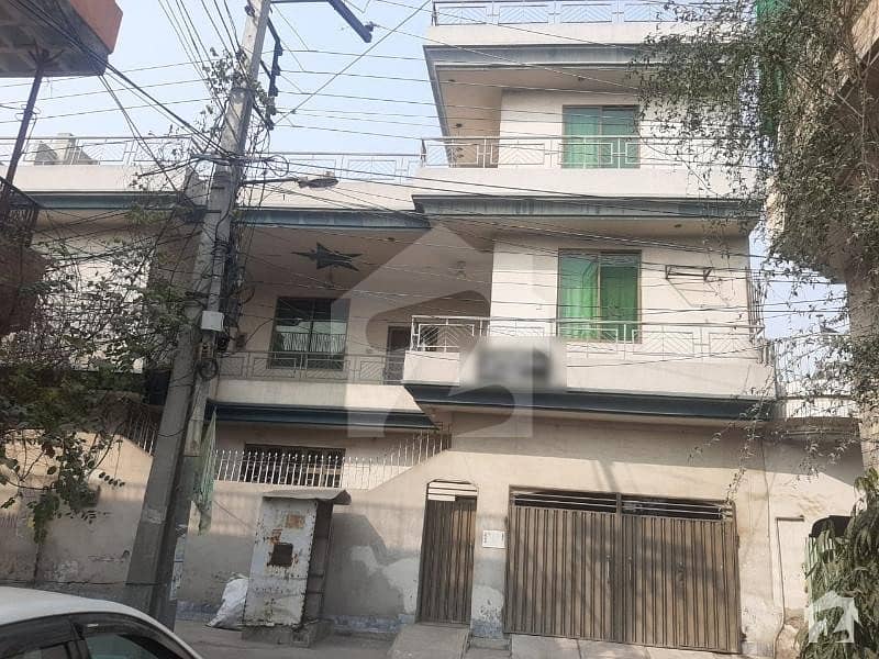 لاریچ کالونی لیول کراسنگ 4 لاریچ کالونی مین کینال بینک روڈ لاہور میں 7 کمروں کا 10 مرلہ مکان 2.5 کروڑ میں برائے فروخت۔