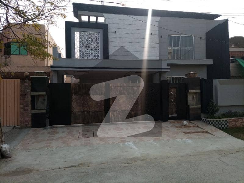 ریوینیو سوسائٹی لاہور میں 5 کمروں کا 1 کنال مکان 5.5 کروڑ میں برائے فروخت۔