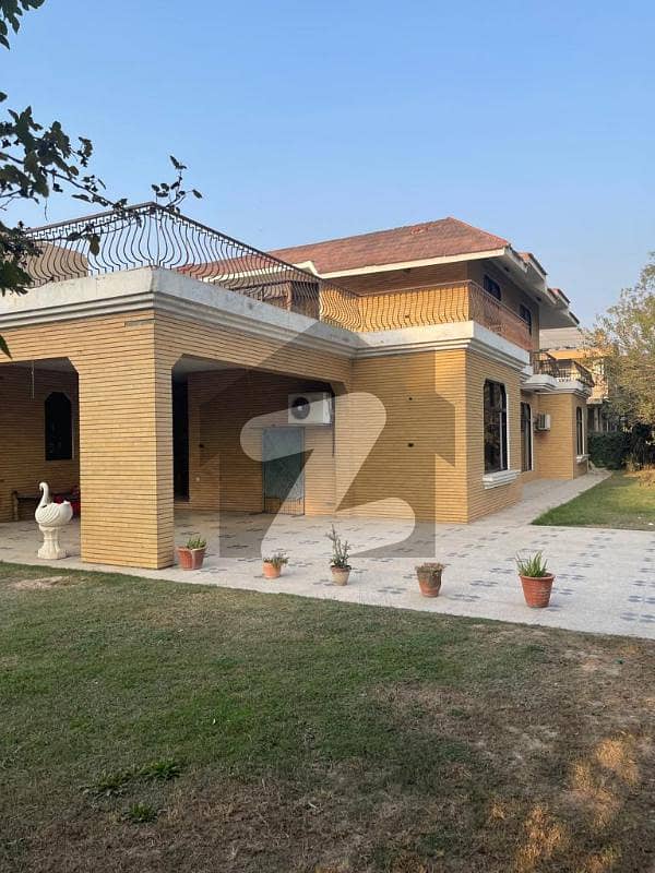 Beautiful 2 Kanal Bungalow Available For Rent
