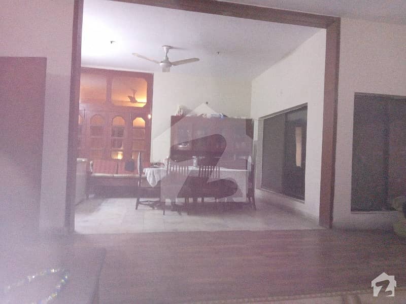 کینال ویو لاہور میں 2 کمروں کا 1 کنال مکان 3.6 کروڑ میں برائے فروخت۔