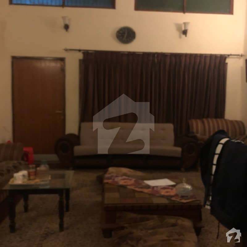 سمن آباد مین بولیورڈ سمن آباد لاہور میں 4 کمروں کا 8 مرلہ مکان 2.5 کروڑ میں برائے فروخت۔
