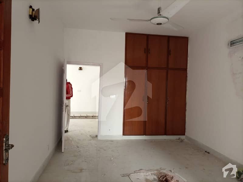 سی ایم ایچ کالونی کینٹ لاہور میں 5 کمروں کا 14 مرلہ مکان 1.4 لاکھ میں کرایہ پر دستیاب ہے۔