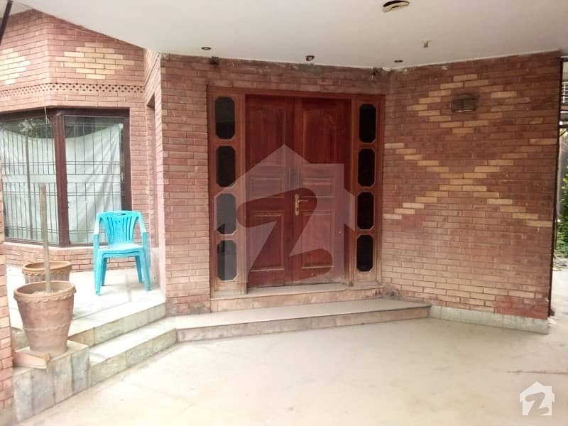 پی اے ایف آفیسرز کالونی کینٹ لاہور میں 4 کمروں کا 12 مرلہ مکان 2.35 کروڑ میں برائے فروخت۔