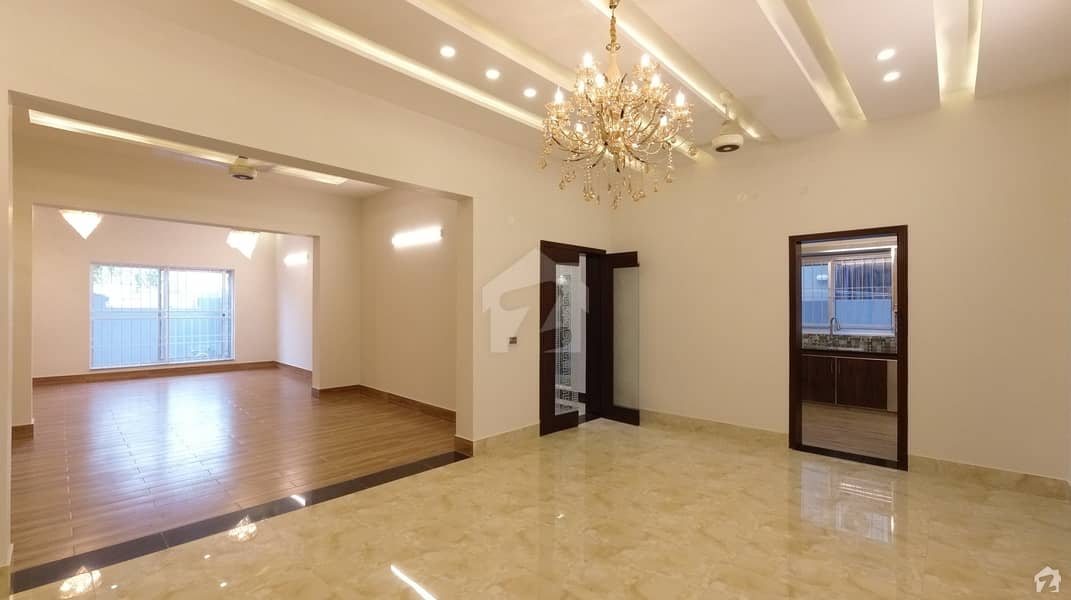 Buy your ideal 1 Kanal House in a prime location of Lahore