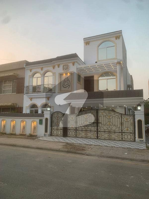 10 Marla Beautiful house For Sale In Bahria Town LHR