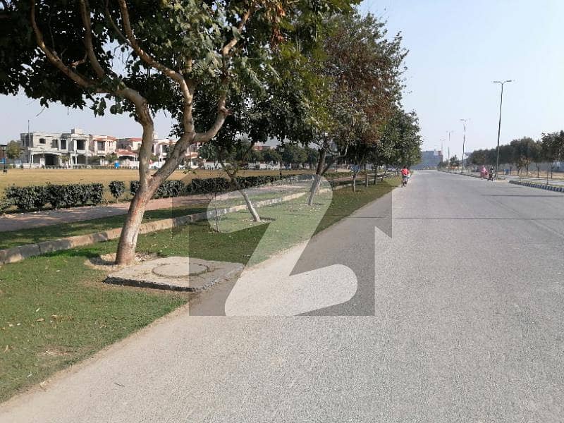 1 Kanal Plot near to Park and Main Boulevard in Lake City - Sector M-3