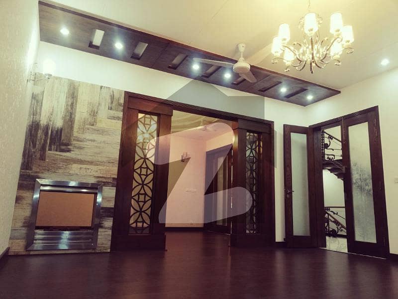 ڈی ایچ اے فیز 5 - بلاک ای فیز 5 ڈیفنس (ڈی ایچ اے) لاہور میں 5 کمروں کا 1 کنال مکان 7 کروڑ میں برائے فروخت۔