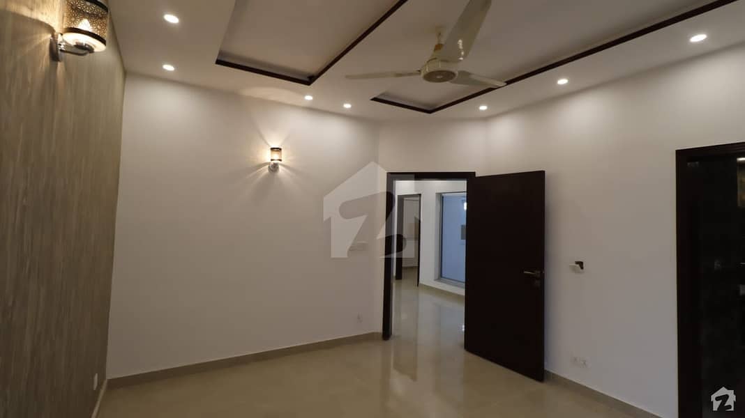 سلطان ٹاؤن لاہور میں 6 کمروں کا 1 کنال مکان 4 کروڑ میں برائے فروخت۔