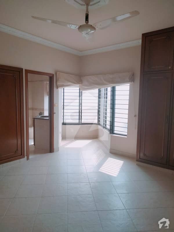 3200 Square Feet Flat Is Available For Sale