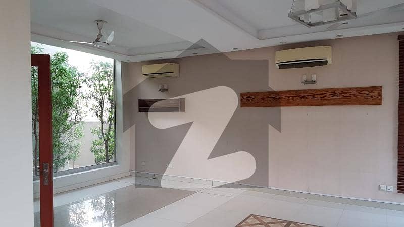 ڈی ایچ اے فیز 7 - بلاک کیو فیز 7 ڈیفنس (ڈی ایچ اے) لاہور میں 7 کمروں کا 1 کنال مکان 2.5 لاکھ میں کرایہ پر دستیاب ہے۔