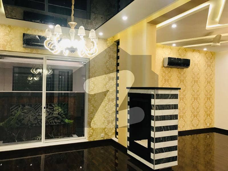 ڈی ایچ اے فیز 7 - بلاک کیو فیز 7 ڈیفنس (ڈی ایچ اے) لاہور میں 6 کمروں کا 1 کنال مکان 2.5 لاکھ میں کرایہ پر دستیاب ہے۔